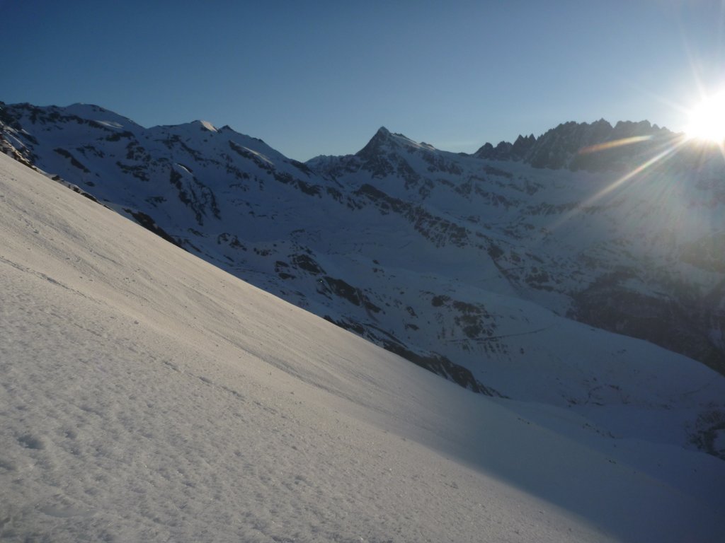 Velan : 7h20, apres 3h d'approche et de pinaillage dans le noir, me voila au soleil au pied du bouzin :)