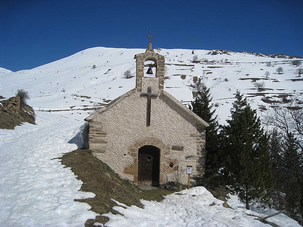 Croix de Cassini : Petite chapelle de Cluy.
