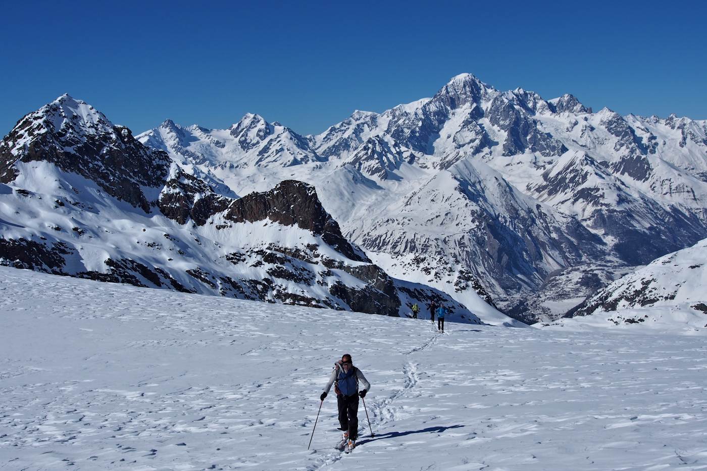 Cadre exceptionnel : D'immenses champs de neige et le massif du Mont Blanc.