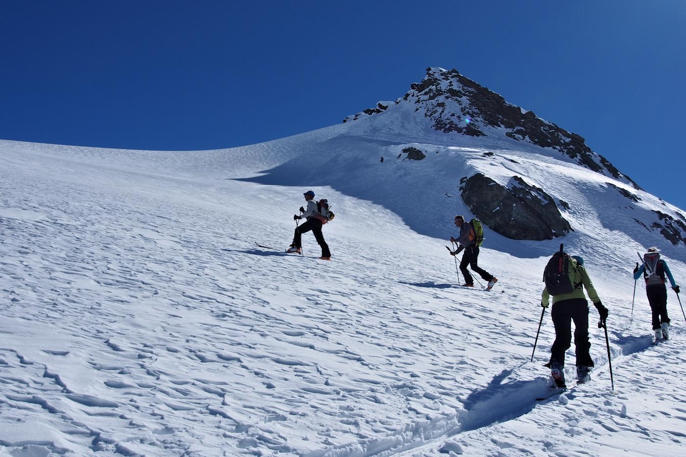 Sous le sommet 3036 m : Le groupe avec paul à la trace.