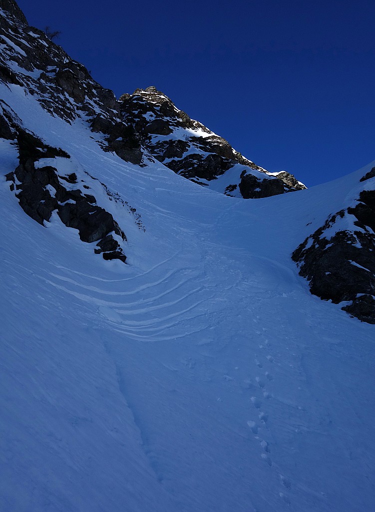 Couloir de Lamas : Le bombé sous l'arête neigeuse, seulement 3 passages à skis pour le moment...