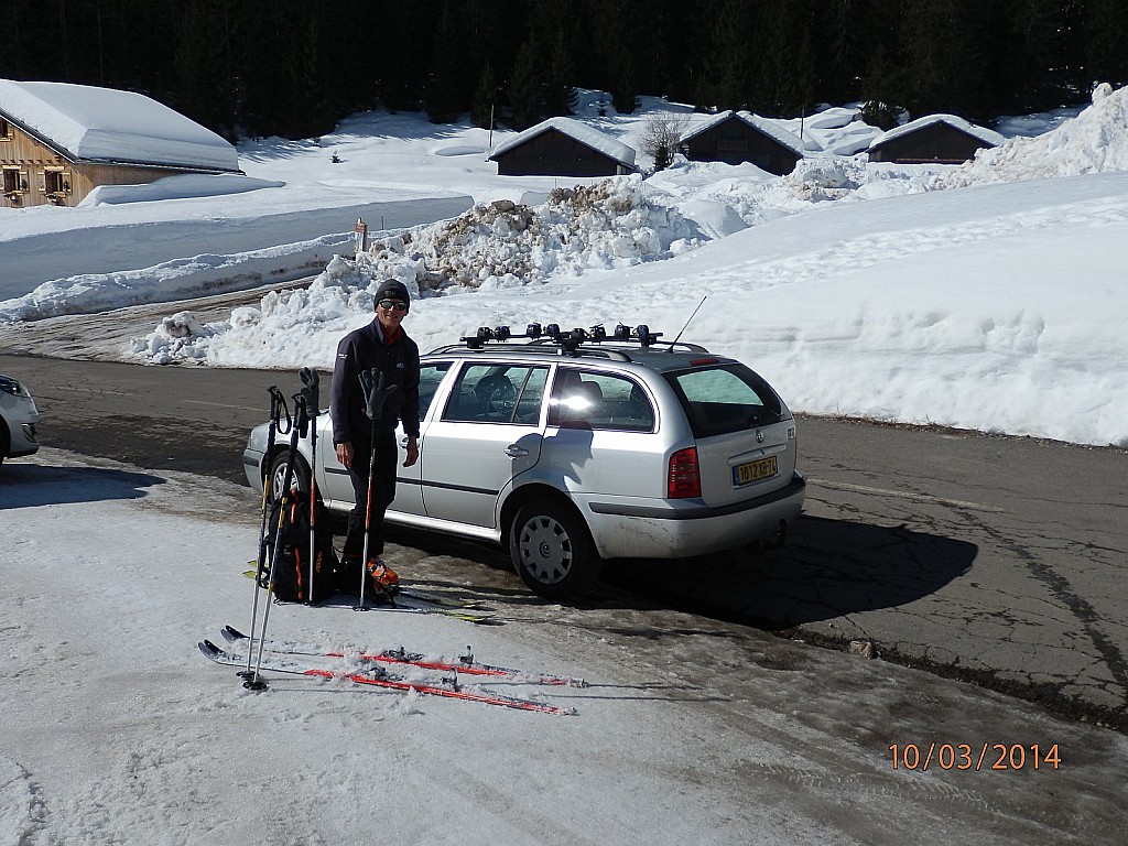 Arrivée skis aux pieds à la : voiture