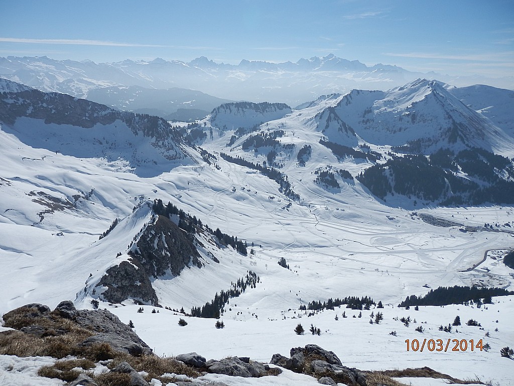 Vue globale de l'itinéraire et : sur le massif du Mont-Blanc bien brumeux aujourd'hui