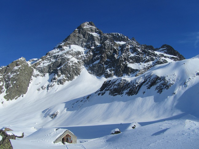 ref. de Vallonpierre et Sirac : 3 m de neige au refuge, seul le 1er étage dépasse
