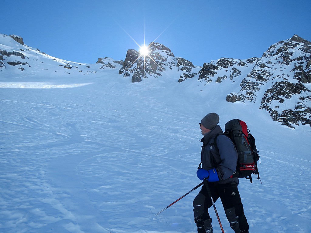 J3: Roc de Charbonnière : Couloir NW- Le soleil pointe le bout du nez.