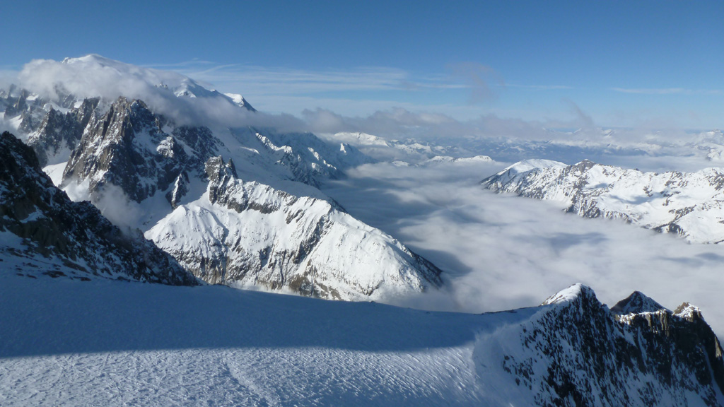 le Mont Blanc : et la vallée de Chamonix sous une mer de nuages depuis le col des Grands Montets