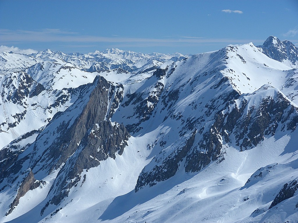 #4 Tuc de Montanero : Les grandes dalles de calcaire qui bornent le vallon de Hont Herada au pied du Tuc de Sarrahera. Au fond, la trilogie trimillénaire ariégeoise. Tuc de Montanero : Les grandes dalles de calcaire qui bornent le vallon de Hont Herada au pied du Tuc de Sarrahera. Au fond, la trilogie trimillénaire ariégeoise.