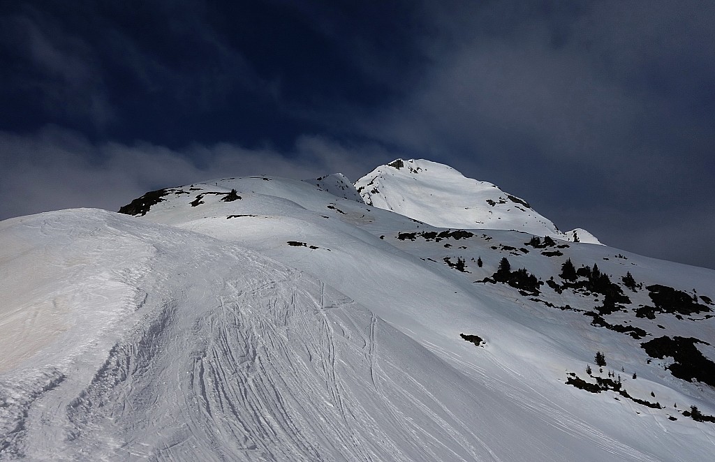 En direction de Côte 2000 : La face Est du Mirantin prend le soleil...