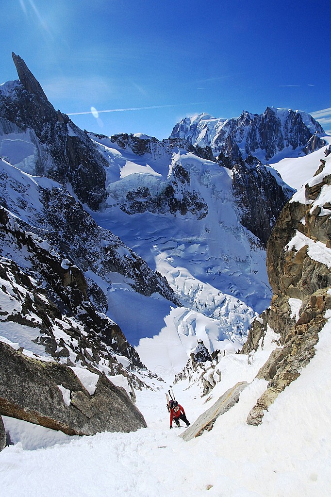 Au milieu des 4000 : Vinchy dans la montée finale. Le décor est grandiose : Dent du Géant, Mont Blanc...
