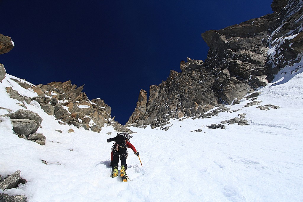 Vinchy dans la montée : Ski sur le dos, dans la partie finale de la montée à la brèche Poiseux