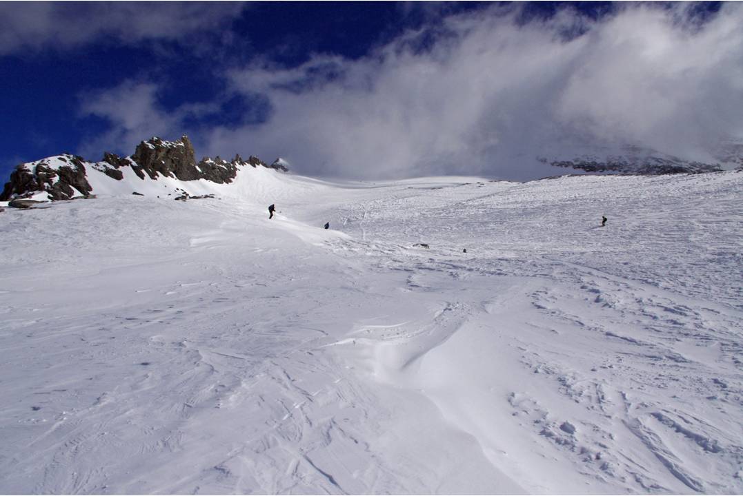 Optimisation : Dans un versant globalement dévasté par le travail du vent, certaines crêtes ont servi de base de décollage pour les rafales... neige douce et fine déposée sur leur sommet... c'est du bon ski, sur 5 mètres de large