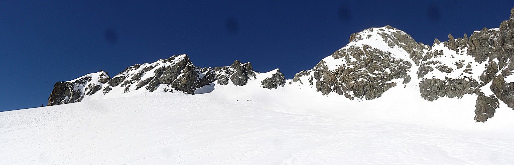 Au milieu, l'antécime Nord, skiable, du Pic Tuckett