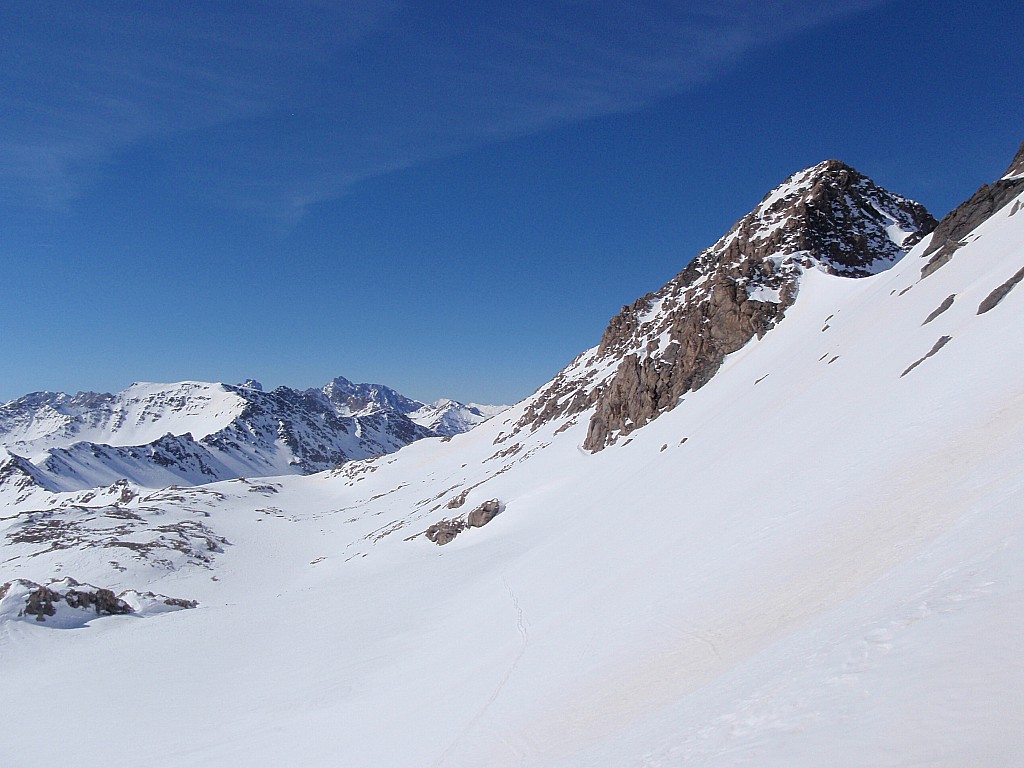 Pas de Salsa 3175m : du Pas vue sur le Vallon de Rubren(Mongioia pour les italiens)et le bivouac
