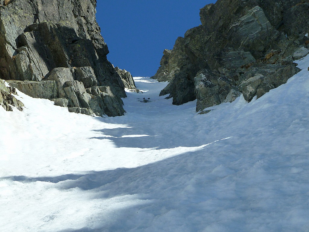Le haut du couloir : Les rochers/glace obligent à passer limite limite en rive gauche