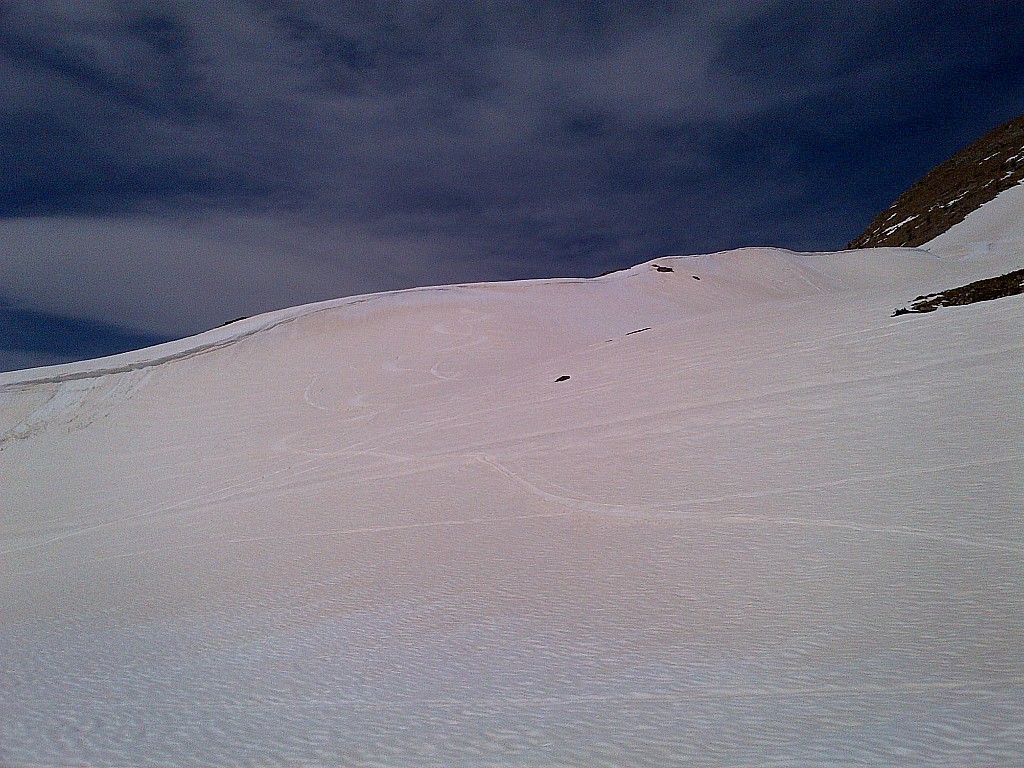 La descente 5* : Avec cette neige, couleur sable, on voit bien sa trajectoire. C'est perfectible, mon ami et compagnon de skir-ando, Raphael, doit encore m'apprendre à mieux virer!!!