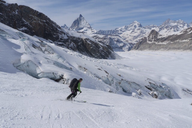 Sous le refuge : Il reste à dérouler le gorner gletscher 
Tout un voyage jusqu à Zermatt