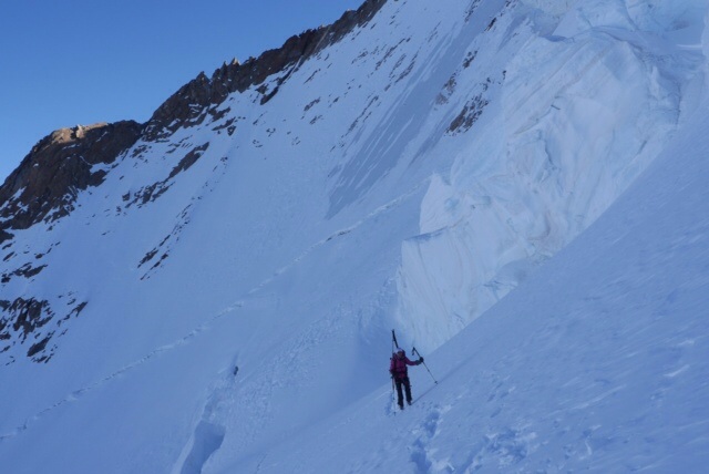 Zone des séracs : Les guides passent plus en rive gauche mais plus exposé aux crevasses 
On a suivi la trace des militaires