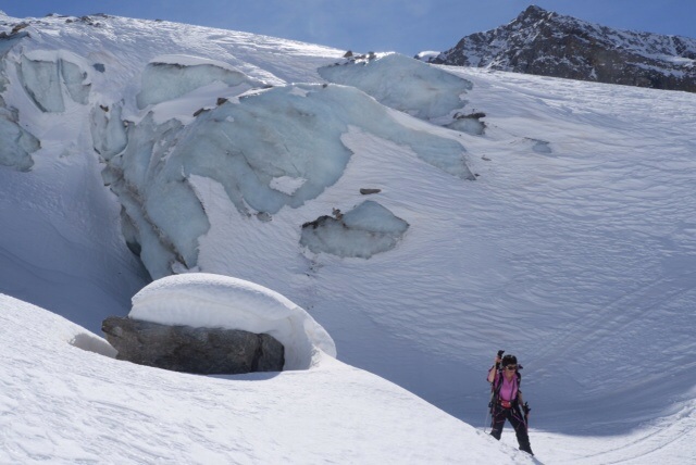 Grenzgletscher : On prend pied sur la moraine qui soutient le refuge