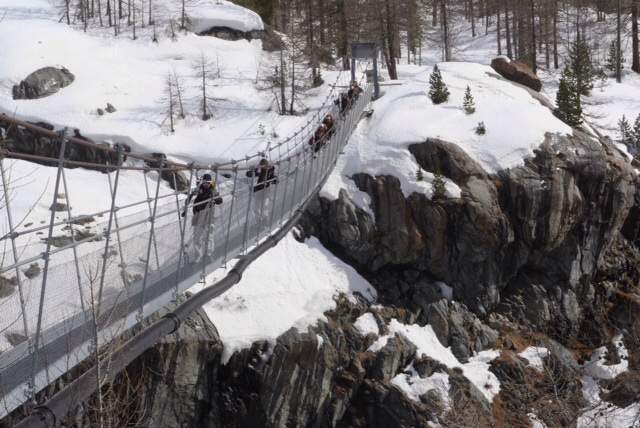 Passerelle : On traverse avec les militaires