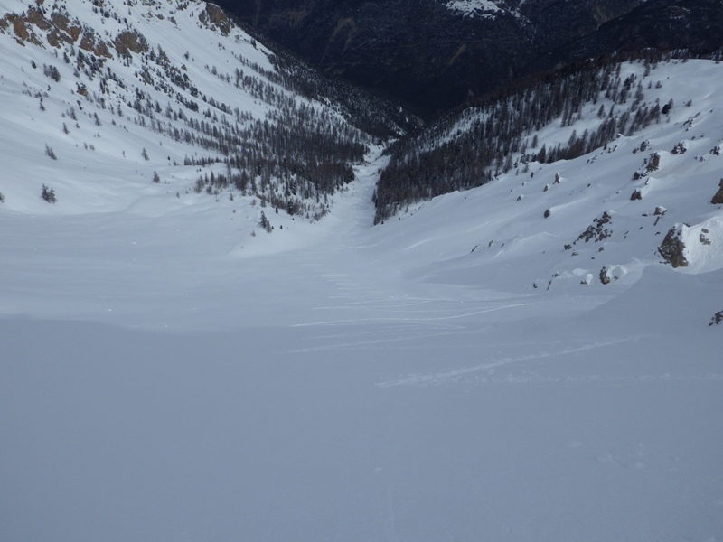 #4 Excellente neige dans la pente au pied du couloir - la ligne de cette pente est magnifique. Excellente neige dans la pente au pied du couloir - la ligne de cette pente est magnifique.