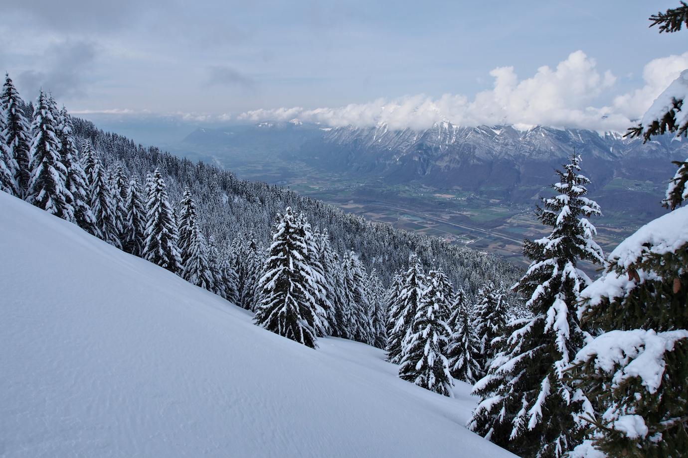 Combe de Savoie : Et les Bauges déjà enveloppés par les cumulus.