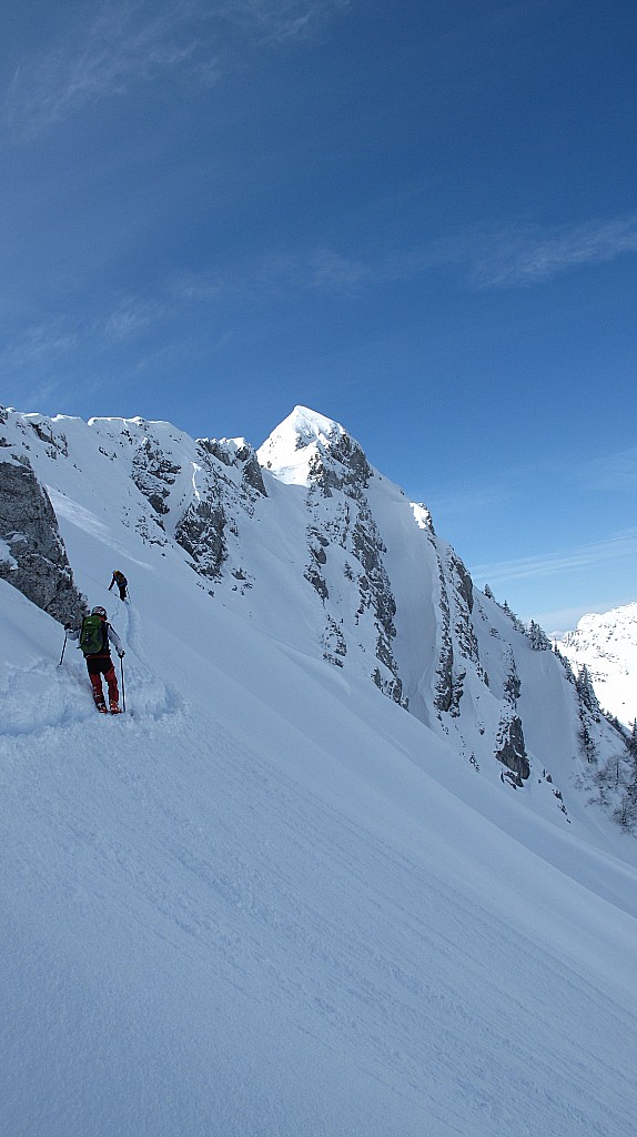 #4 Couloir dérobé : Traversée vers le couloir avant de monter à la crête. Couloir dérobé : Traversée vers le couloir avant de monter à la crête.