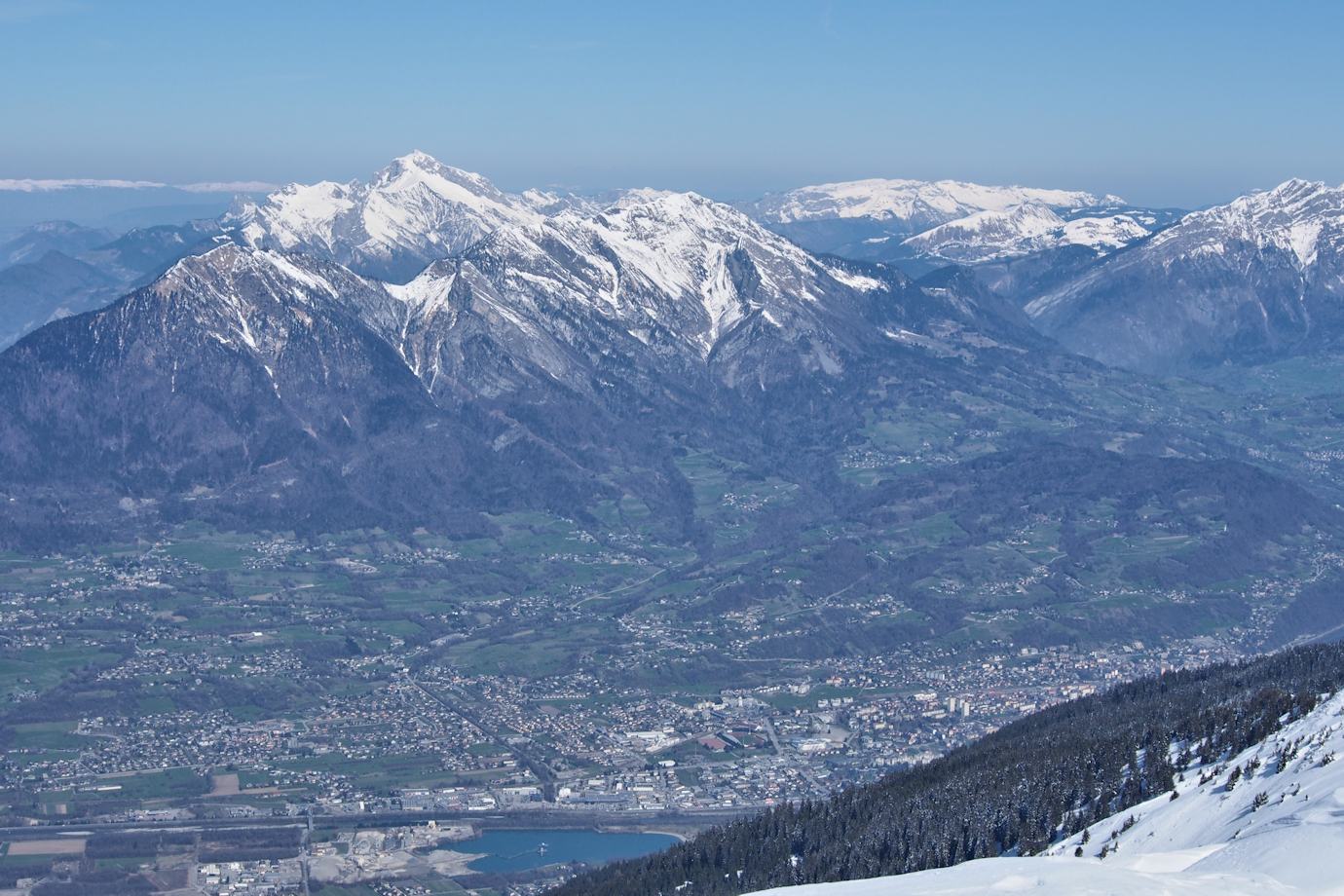 Du sommet : La vue porte jusqu'aux sommets du Jura.