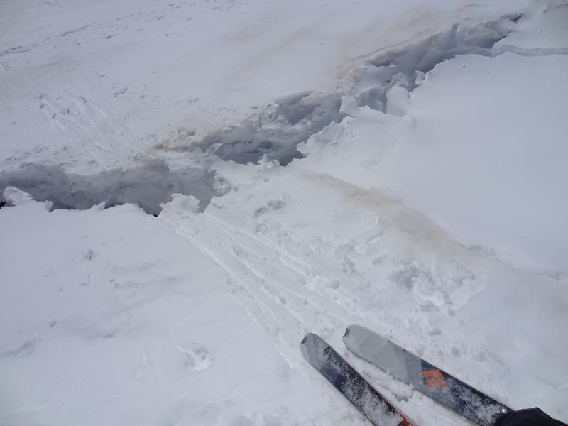 Crevasse en mercantour : Qui a dit qu'il n'y avait pas de glacier dans le mercantour? belle crevasse de reptation avec son pont de neige. Encordement recommandé