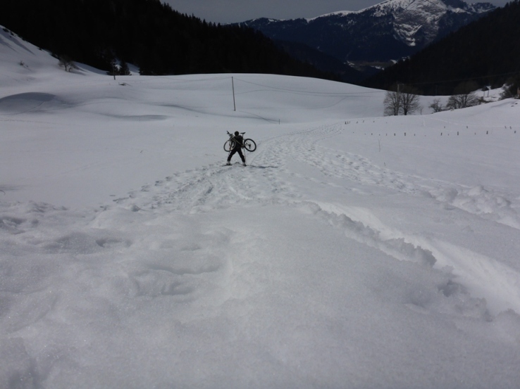 Velo-Ski-Velo : Première descente aprés le col du coq, pour le coup c'est chasse neige (tafiole!)