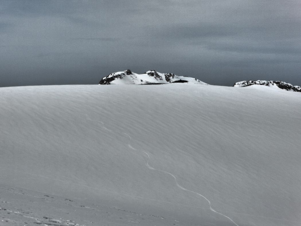 2ème descente : En remontant, vue sur les traces de descente des Roches de Vassivière.