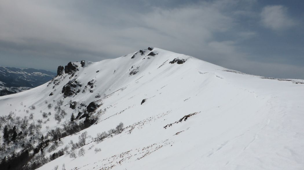Bec de l'Aigle : Le versant est, raide et exposé.