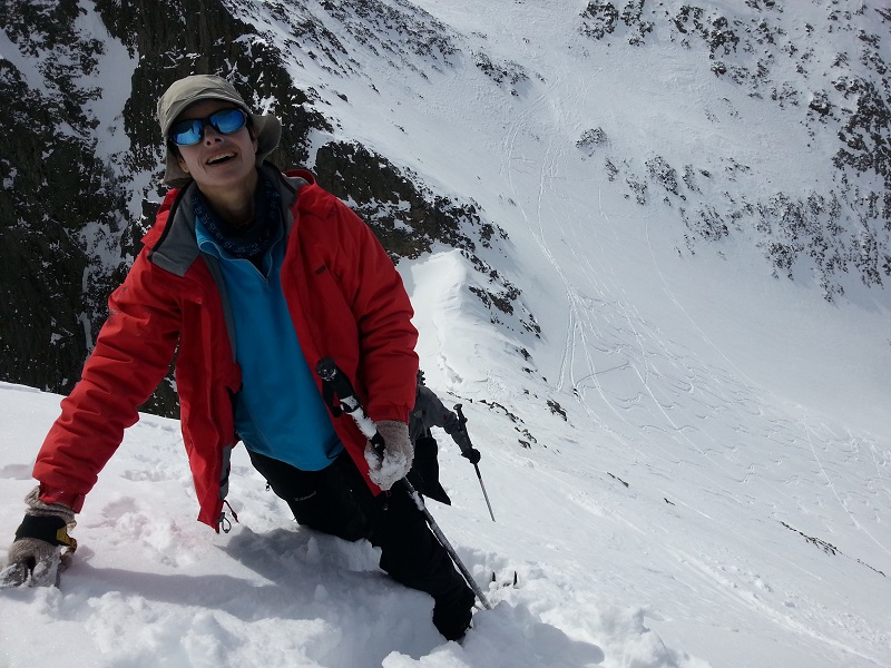 Toujours le sourire : Anouk garde le sourire malgré des crampons défaillants qui se sauvent à chaque pas dans la neige.