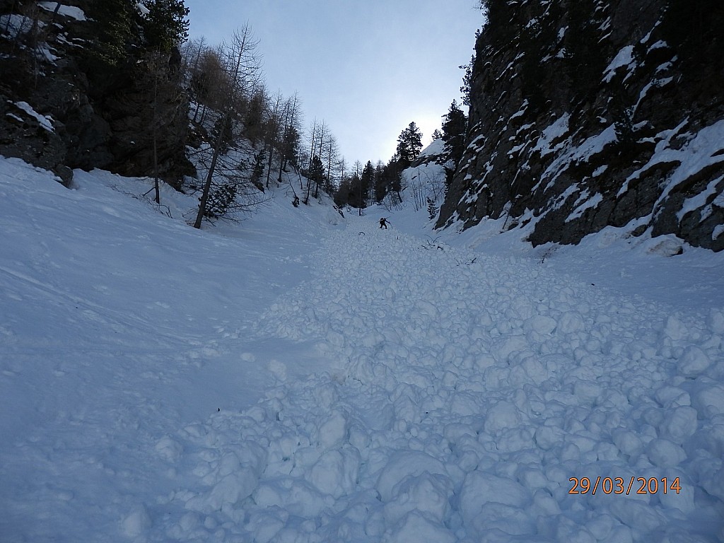 #2 Nous optons pour une montée : à pied skis sur le sac Nous optons pour une montée : à pied skis sur le sac