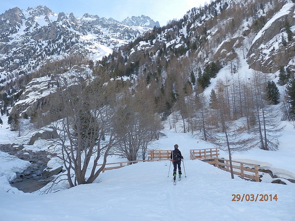 #1 Valérie au niveau du : Pont du Countet avec l Valérie au niveau du : Pont du Countet avec l'objectif au-dessus