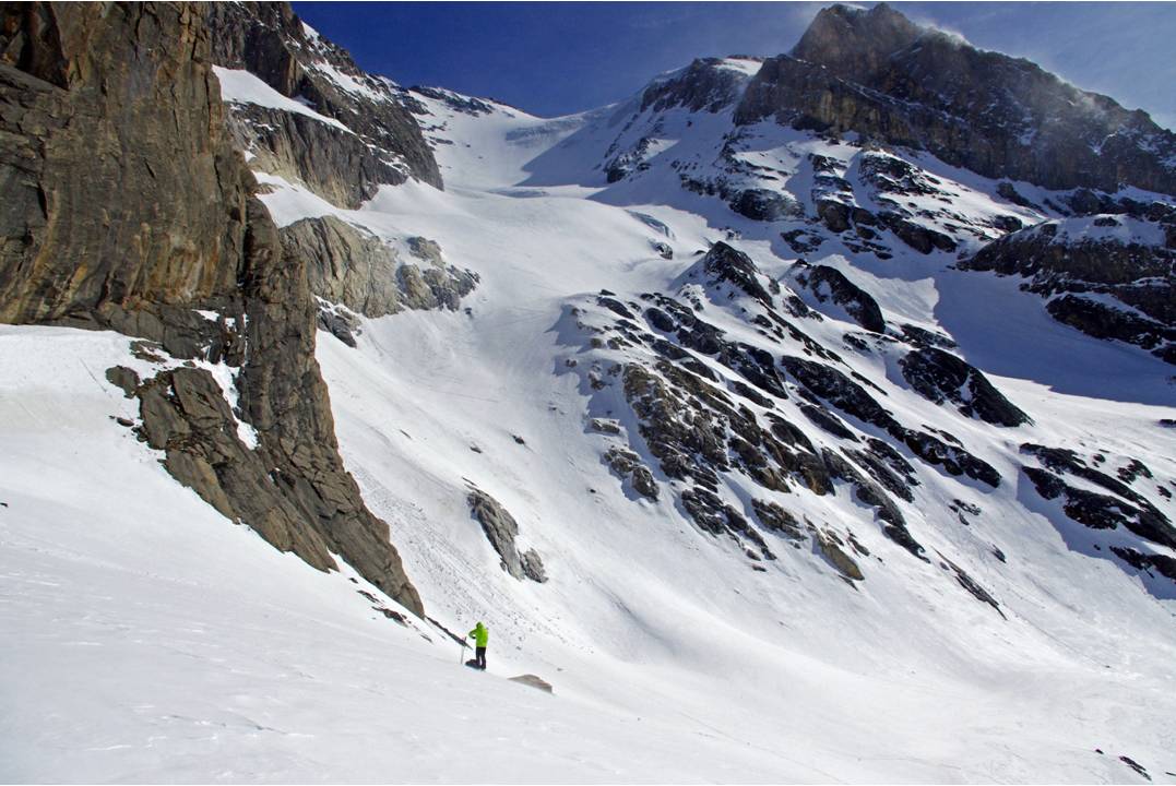 Front du glacier : Au sommet de la moraine, approche du glacier des Grands Couloirs. Un large cône abandonné par les glaces, depuis 2003.