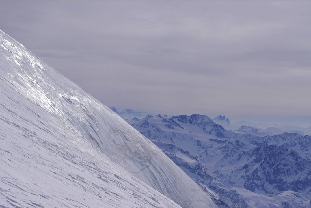 Nimbée : Ce samedi 30/03, la Savoie est nimbée dans une allure de gris et d'argent... tout est là posé, mais rien n'est d'habitude. L'horizon résiste, il fait voir son autonomie. Le ski de descente ne sera pas ludique, mais attentif...