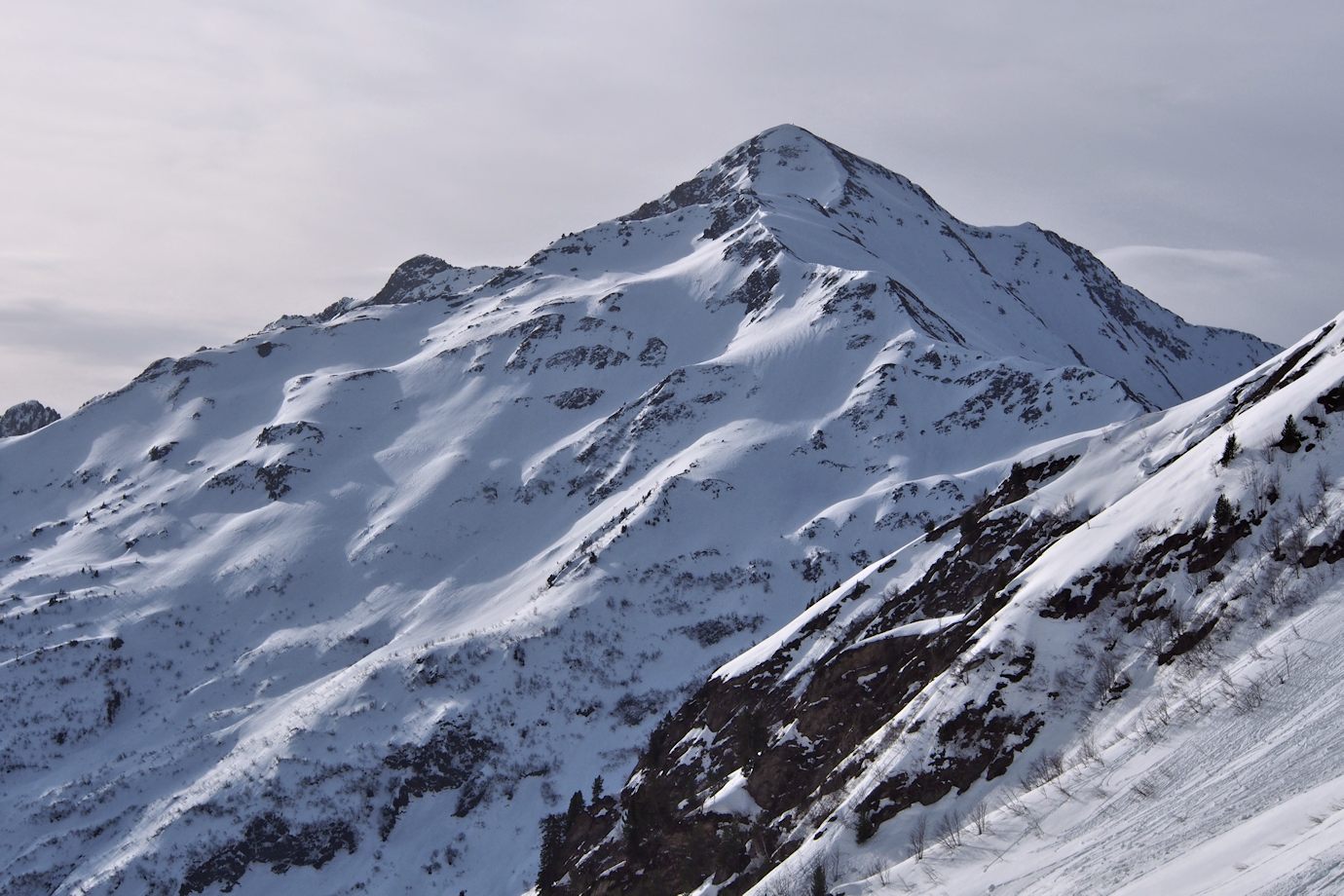 Le Bellacha (2486 m) : Les versants Nord et Ouest.