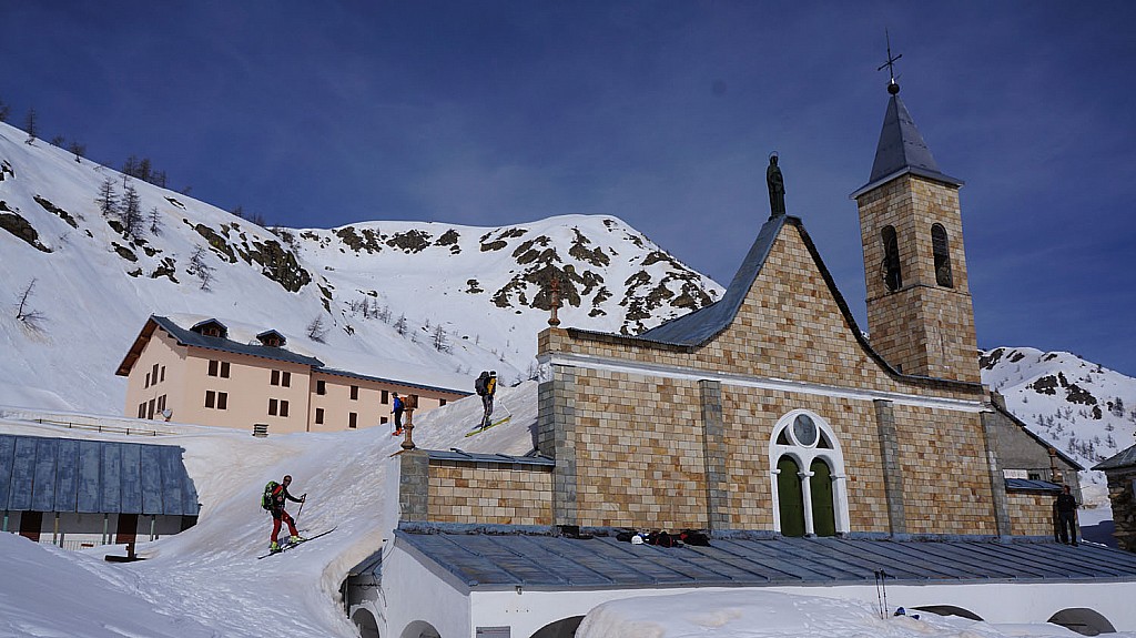 Monastère Santa Anna : On a skié le toit du Monastère.