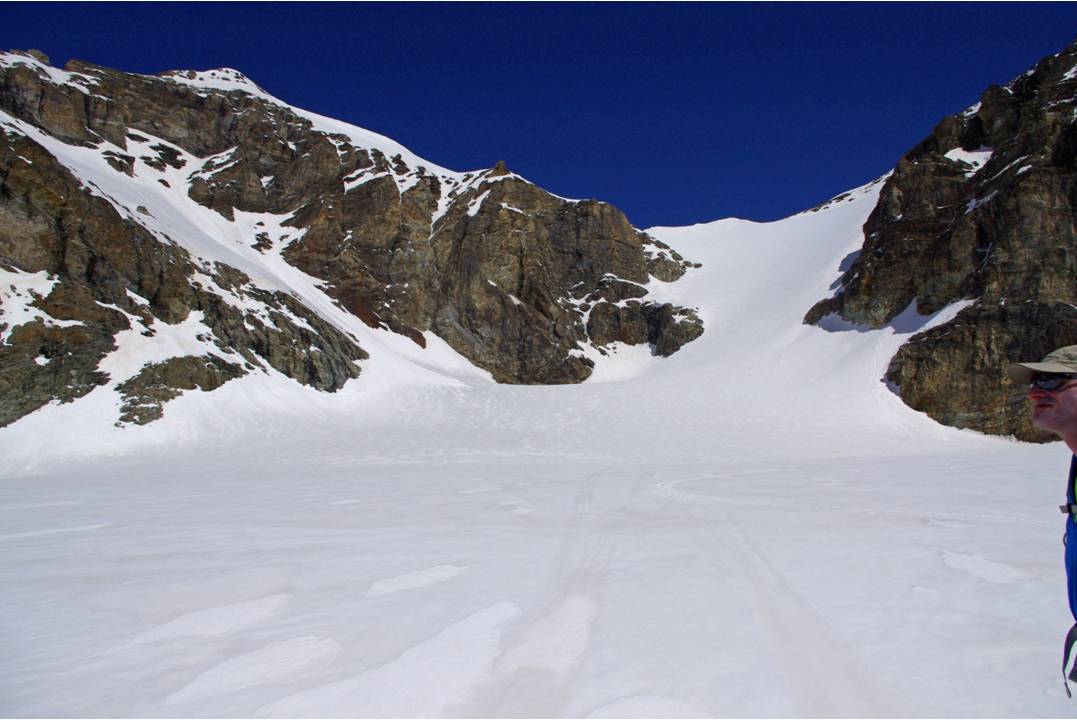 Couloir sommital : 250 mètres de descente à 40-45° qui permet d'accèder au bassin glaciaire du Mont Braoulé. Belle neige orientée SW, faiblement décaillée, très bon grip...