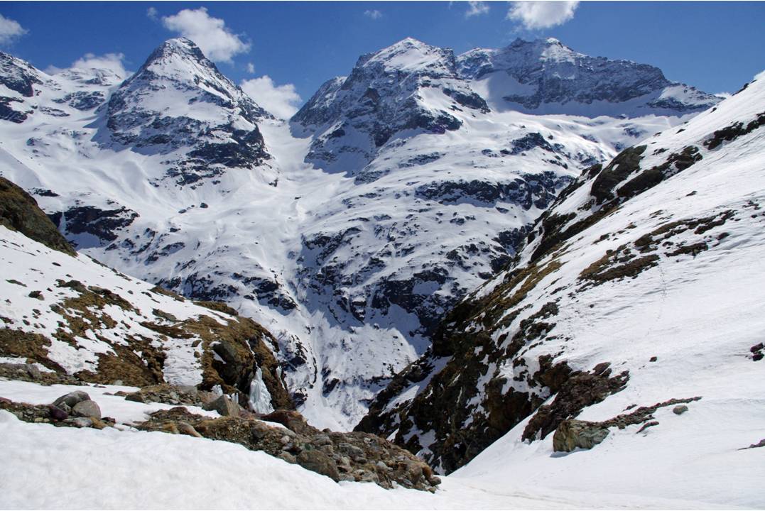 Goulet de descente : Après l'ampleur du glacier du Mont Braoulé, l'itinéraire se resserre dans le cours du torrent... Chargé de neige, ce goulet se skie bien... si l'on reste dans l'horaire.