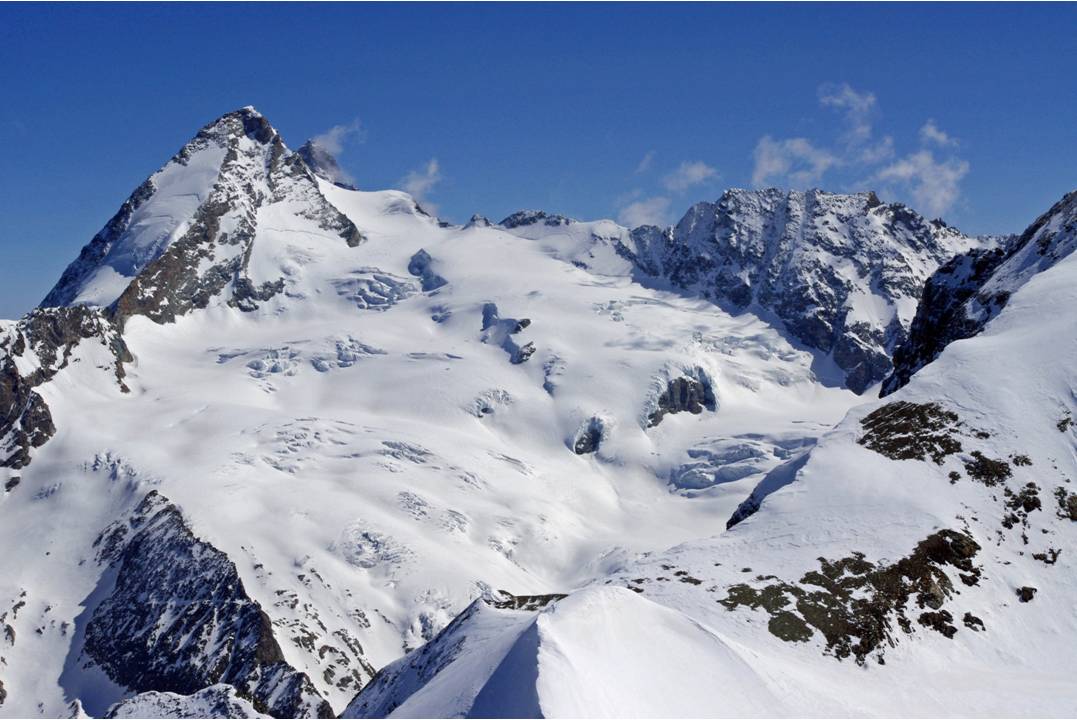 Dent d'Hérens : Echappée splendide depuis le sommet de la Punta Kurtz,sur la Dent d'Hérens (4174) et le magistral glacier des Grandes Murailles. Ambiance Alpes...