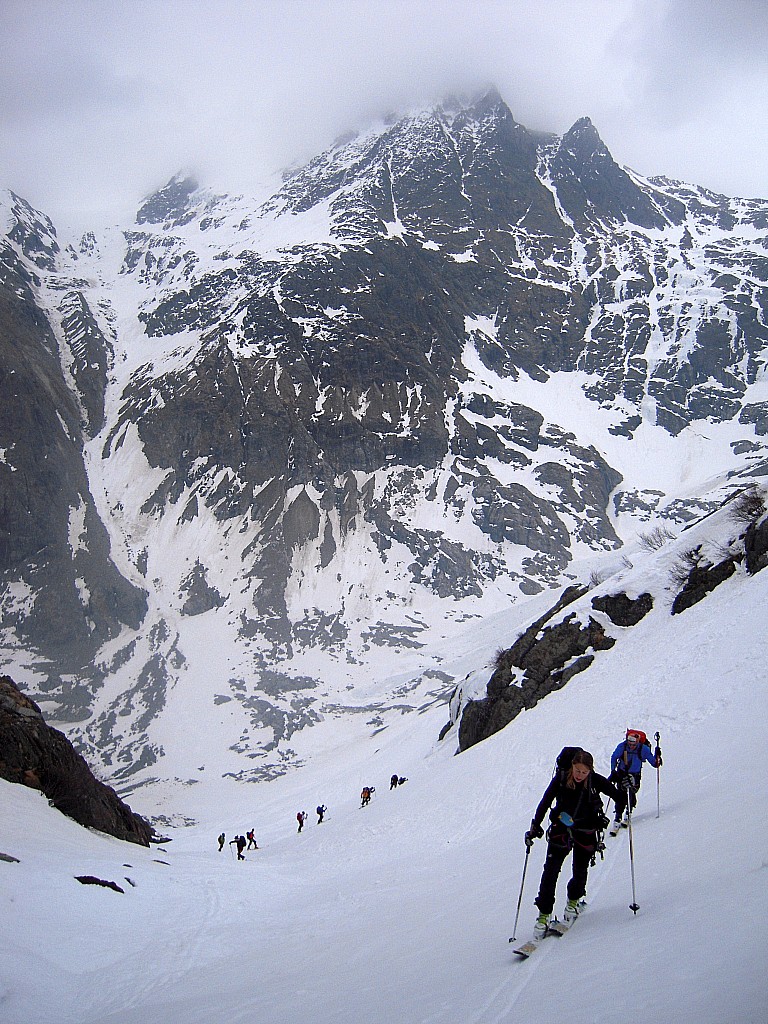 traversée du Dammastock : couloir que l'on a descendu au fond a gauche et remontée vers le Steinhushorn
