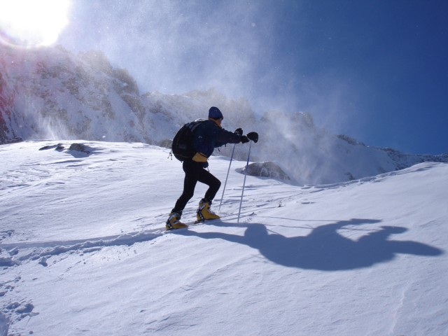 Grand vent sur les Crêtes : Pas facile de contempler le Pic du Frêne