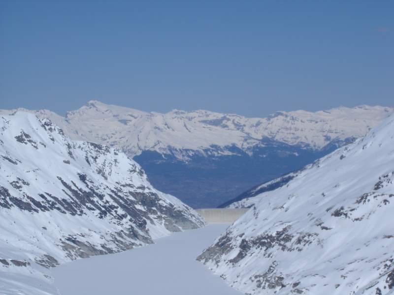 Le lac de Dix : Lac des Dix avec barrage de la Grande Dixence et Wildhorn au fond