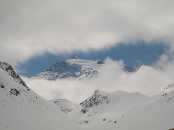 Dome de Polset : le bastion rocheux en bas c'est le menu de samedi (refuge) le truc tout haut c'est le menu de demain ... en tout cas on est pas rendu ...