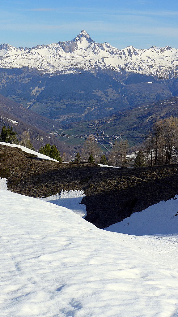 A la Croix du Curlet : le grand Pic de Rochebrune domine la vallée qui se teinte de vert.