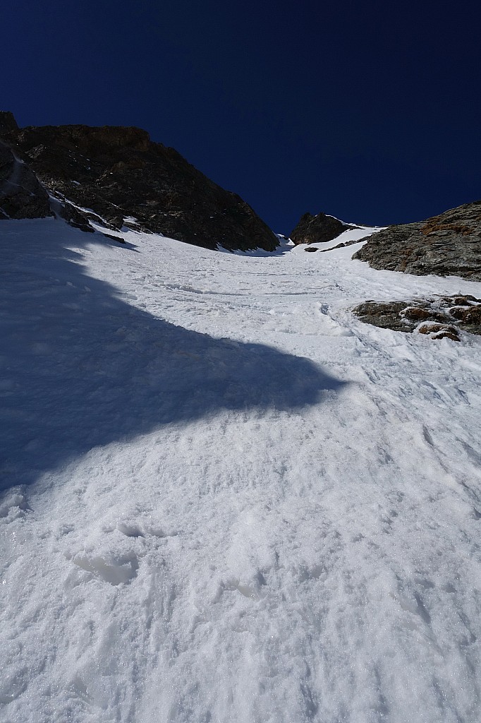 Face NE : Encore du bon ski en évitant la neige dure en rive droite et la neige goulottée en rive gauche...