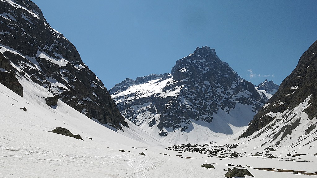 Retour : au refuge de l'Alpe, un dernier coup d'œil sur le vallon "pousse batons"!