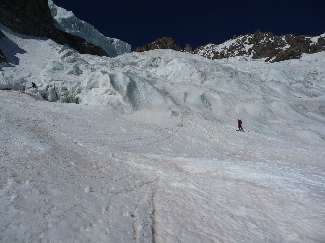 Glacier des Violettes : Rappel rive droite dans une pente parallèle au Couloir Chaud (Photo Martial Leydier)