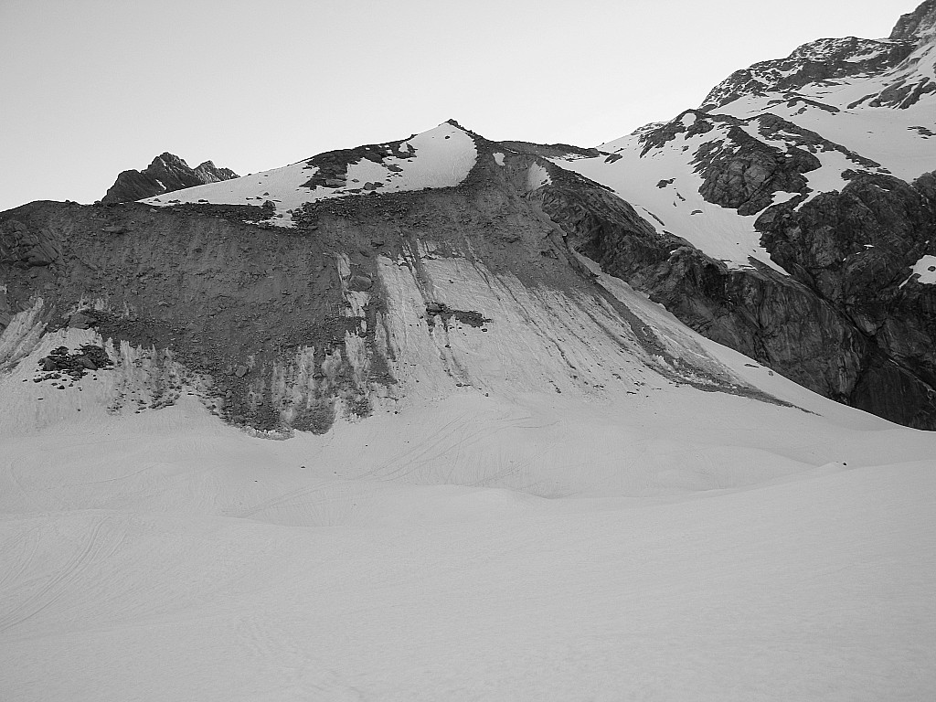 Tête Rousse : Rive droite du glacier : la Moraine d'accès au pentes sup vers 2200m : la fin sur de la terre et des cailloux instables : délicat sur 5 m.